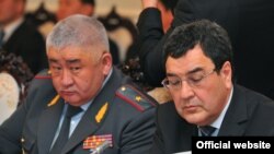 Қирғизистон Бош вазирининг собиқ ўринбосари Шамил Атаханов (чапда).