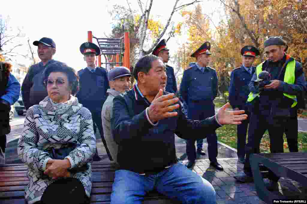 &quot;Біз Әблязовқа қарсымыз, сонымен бірге Қытай экспансиясына да қарсымыз&quot; деді айналада жүрген адамдар. &quot;Әблязовтің круассанын жеп жүрген жоқпыз, өз нанымызды жеп жүрміз!&quot; деді олар.&nbsp;