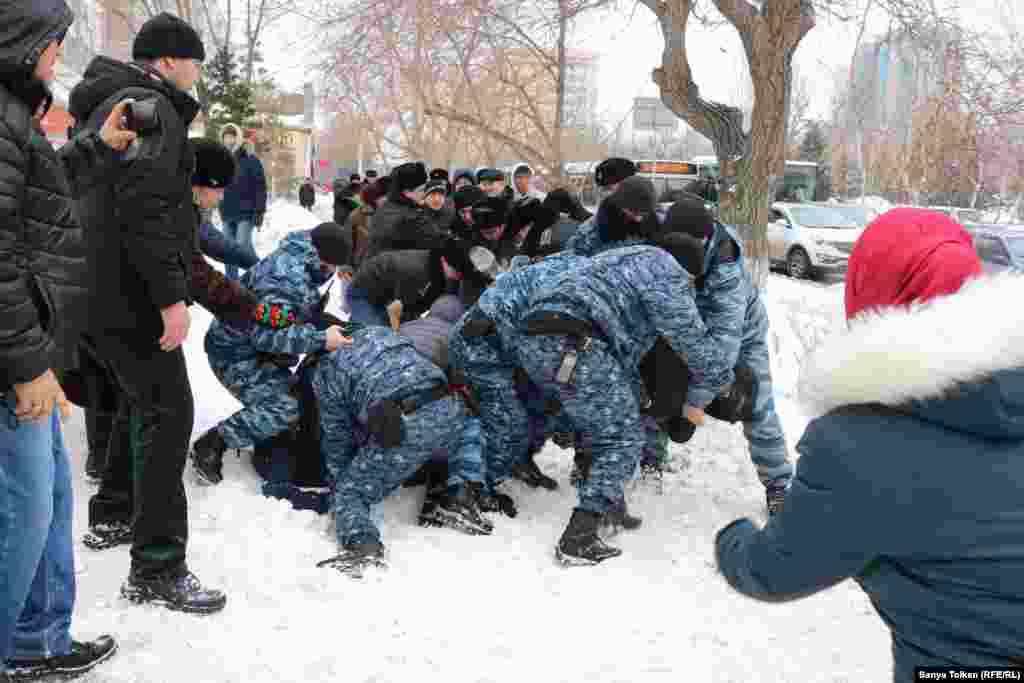 Нұр-Сұлтанда арнайы жасақ наразылыққа келген адамды ұстап жатыр. Қалада сенбі күні полиция қарасы көбейіп, күзет күшейді. Митинг белгіленген маңда интернет жұмысы баяулады.&nbsp;