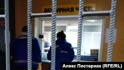 Ближе к полуночи в полицию приехали медики, вызванные журналистами "ОВД-Инфо"