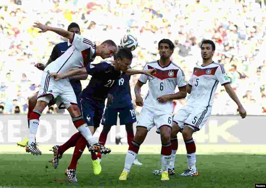 Fransa-Almaniya &ndash; 0:1. Benedikt Hoewedes vs. Laurent Koscielny.