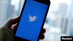 Twitter әлеуметтік желісінің смартфоннан іске қосылуы.