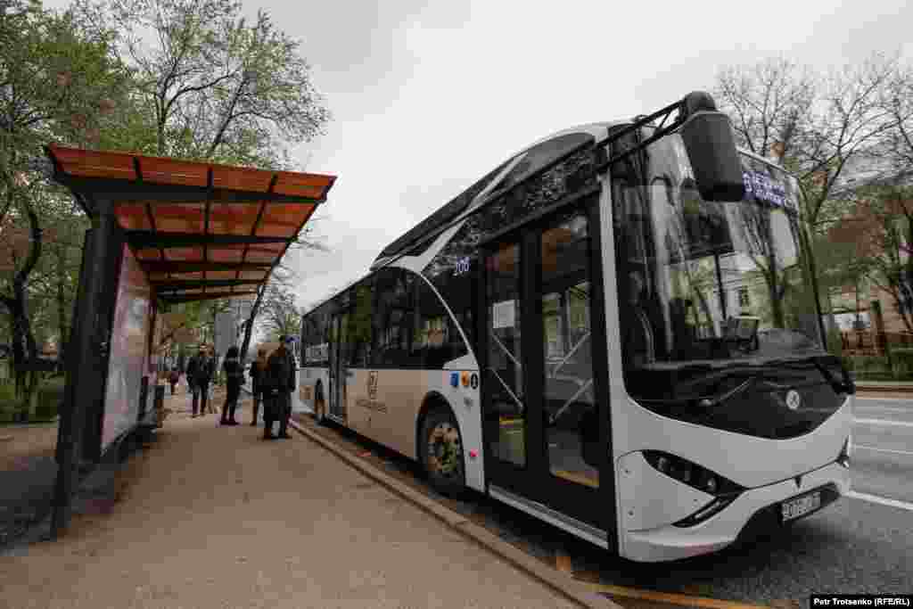 Қала ішінде жолаушы таситын автобустар анда-санда бір өтеді, әдетте бірен-саран ғана адам отырады. Кейде аялдамада автобус күтіп тұрған үш-бес адам кездесті.