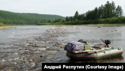 у Андрея есть надувная лодка...