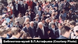 Борис Ельцин в Овсянке 19 мая 1996 г. Виктор Астафьев слева от президента