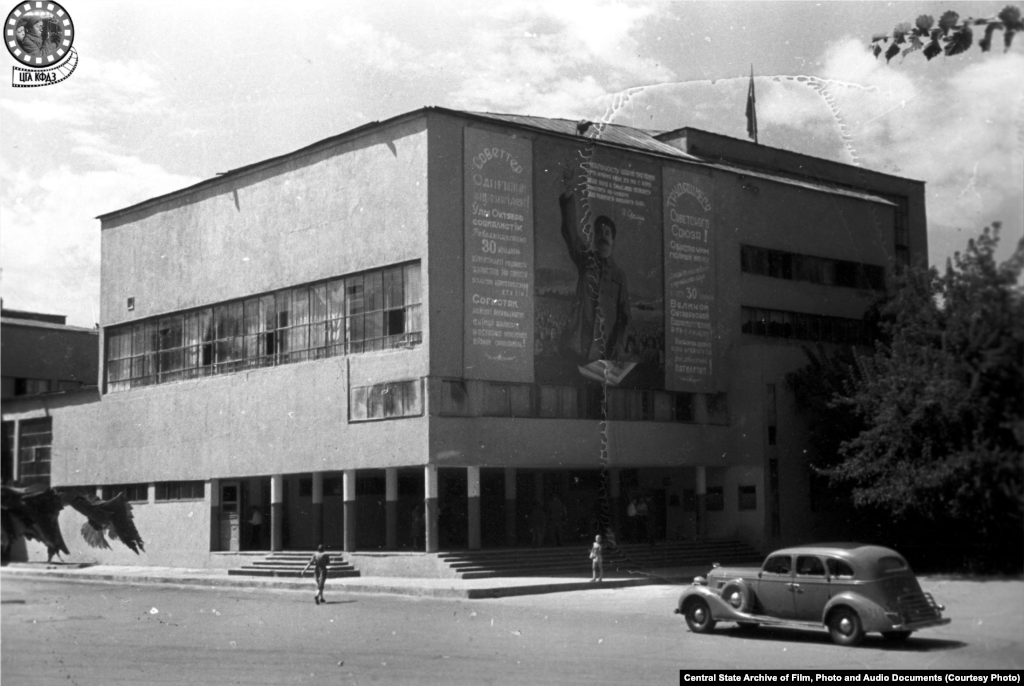 Үкімет үйі ғимараты. 1947 жылы түсірілген сурет (сол жақта). Қазақ ССР Халық комиссариаты кеңесі (үкімет) үйі 1928-1931 жылдары салынды. Жоба авторы &ndash; белгілі совет архитекторы Моисей Гинзбург. 1957 жылы қалада үкімет үйі жаңа жерге көшіп, Гинзбургтің ғимараты Қазақ мемлекеттік универститетінің оқу корпусына айналды. 1982 жылы мұнда Темірбек Жүргенов атындағы өнер академиясы көшіп келді. Бұл нысан совет кезеңінен қалған маңызды ескерткіш саналады. Бірақ бірнеше жөндеуден өткен ғимараттың бастапқы қалпы біраз өзгерген. 