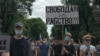 "Если власть проявит агрессию, будем сопротивляться". Хабаровчане подняли флаги белорусского протеста