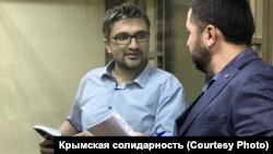 Нариман Мемедеминов и адвокат Эдем Семедляев в российском суде. Ростов-на-Дону, 2 октября 2019 года