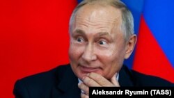 Владимир Путин на IV Восточном экономическом форуме в 2018 году (архивное фото)